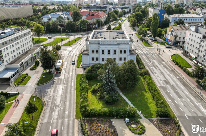 widok z lotu ptaka na front budynku dawnego archiwum